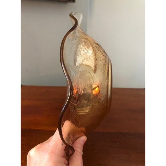 Vintage 1940's Golden Carnival Glass Ruffled Edge Bowl in the Daffodil Pattern - Picture 5 of 6